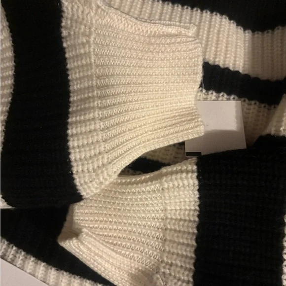 Equipment Femme • Soft • 100% Wool • Black and White (off white) Striped Sweater - Picture 11 of 16